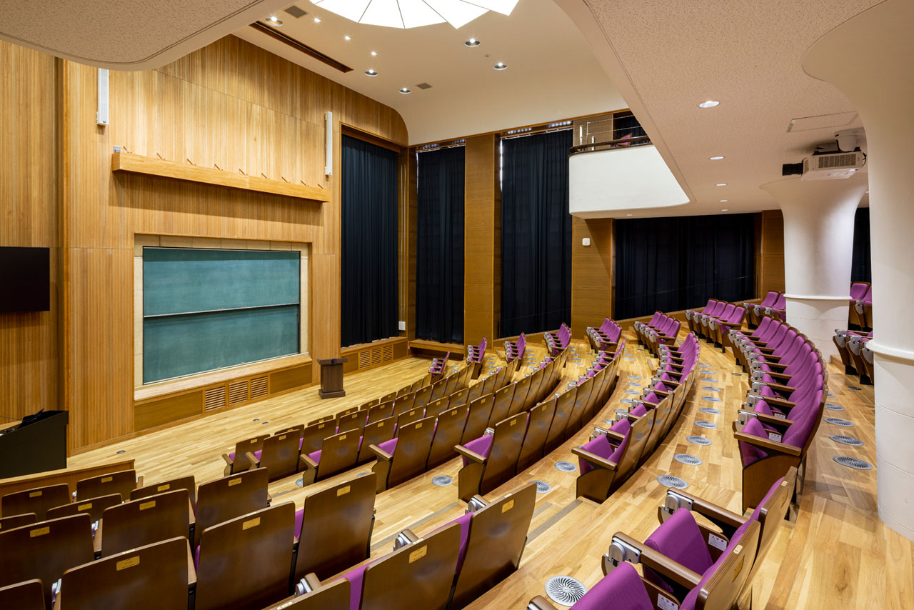 岡山大学 鹿田キャンパス 医学部 鹿田会館(旧生化学棟) 講堂|コトブキシーティング株式会社