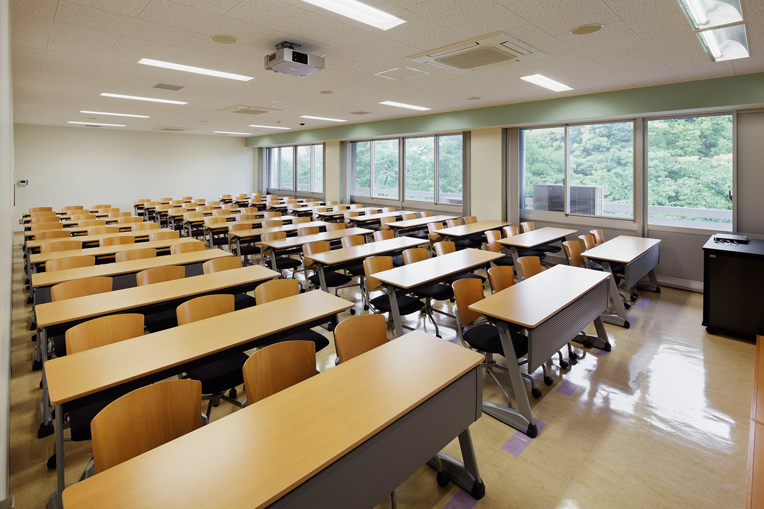 清泉女子大学 1号館・2号館 教室（2013年リニューアル）