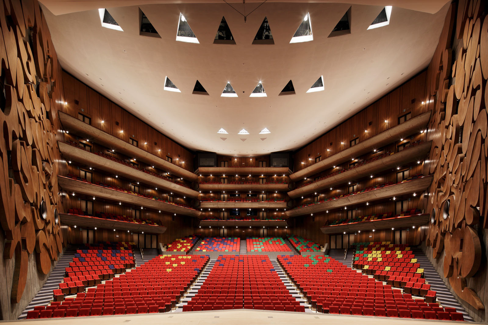 Русские концертные залы. Токио Bunka Kaikan. Концертный зал Токио. Театр на Таганке архитектура. Япония концертный зал.