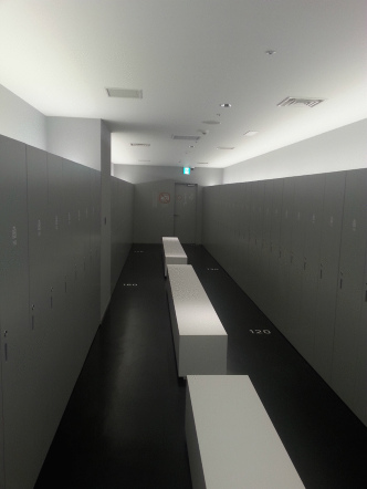The locker room is comparable with the locker rooms in a gym.