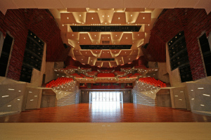 音楽、演劇などの両方できる多機能ホールとして誕生した由利本荘市文化交流館「カダーレ」