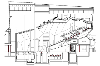 可変劇場イスが後方壁面に収納されると、1階全体が平土間になる。（574席）　図面