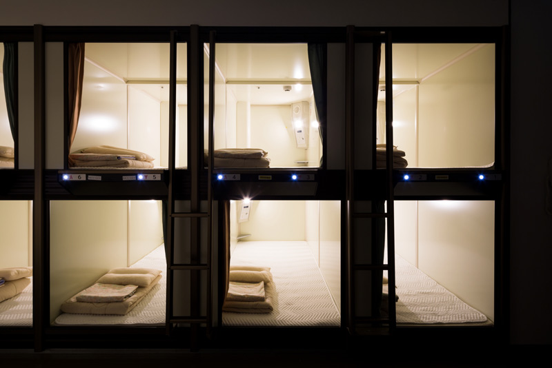 良質な眠りを実現する、遮音・遮光に優れたカプセルベッド　相部屋・大部屋から個室づくりまで対応しプライバシーも確保
