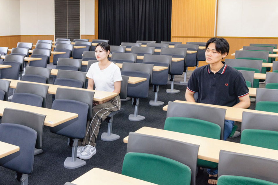 多様化する学習スタイルに合わせた机・イス 実際の使い心地を学生にインタビュー！