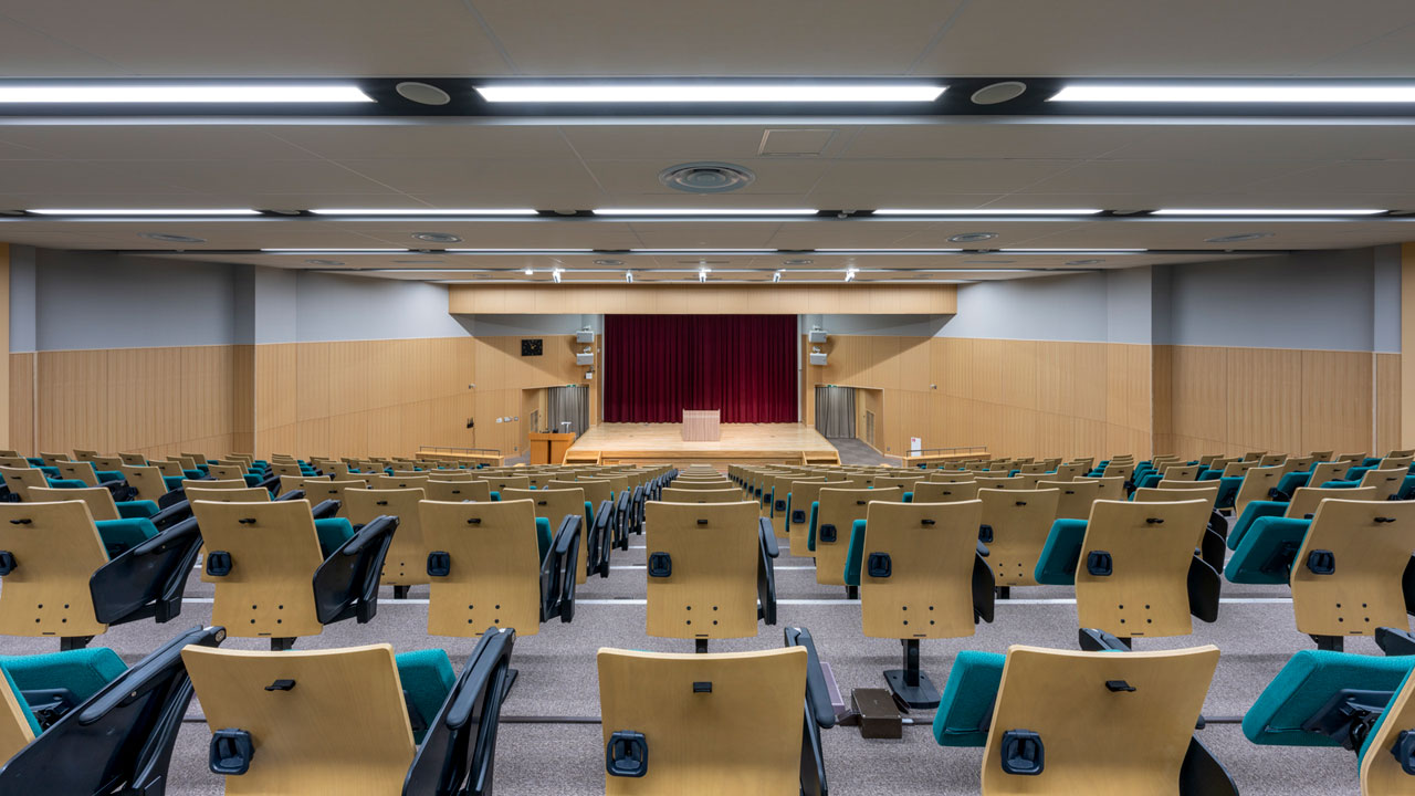 山形大学 医学部 50周年記念講堂