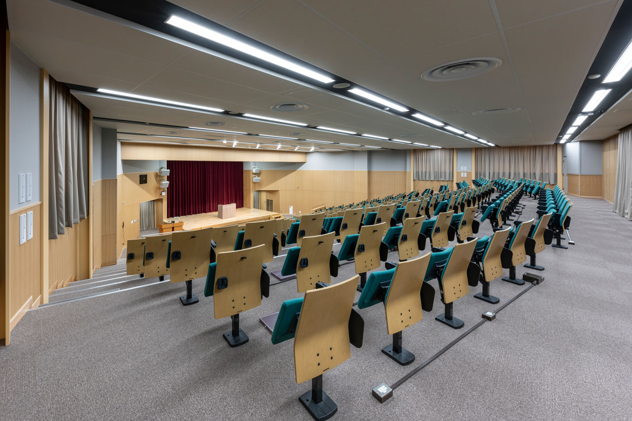 山形大学 医学部 50周年記念講堂
