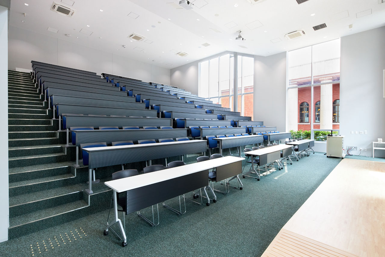 龍谷大学 灯炬館 講義室